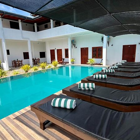 Sundowners Guesthouse Hikkaduwa Buitenkant foto