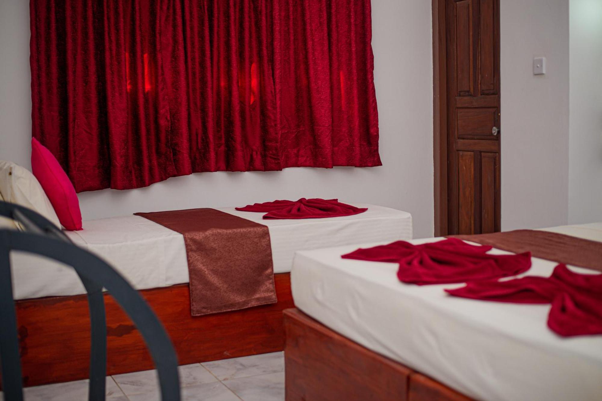 Sundowners Guesthouse Hikkaduwa Kamer foto