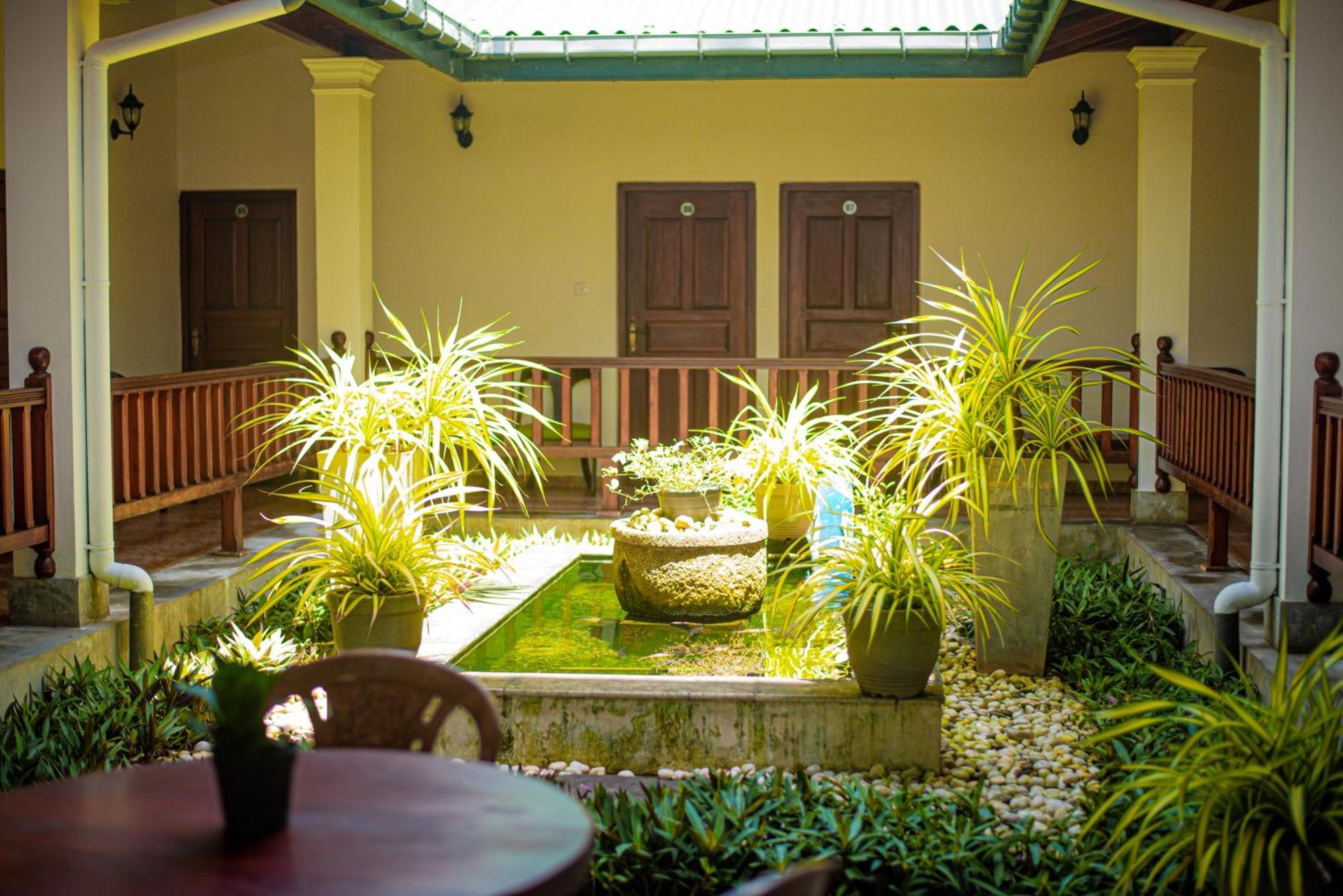 Sundowners Guesthouse Hikkaduwa Buitenkant foto