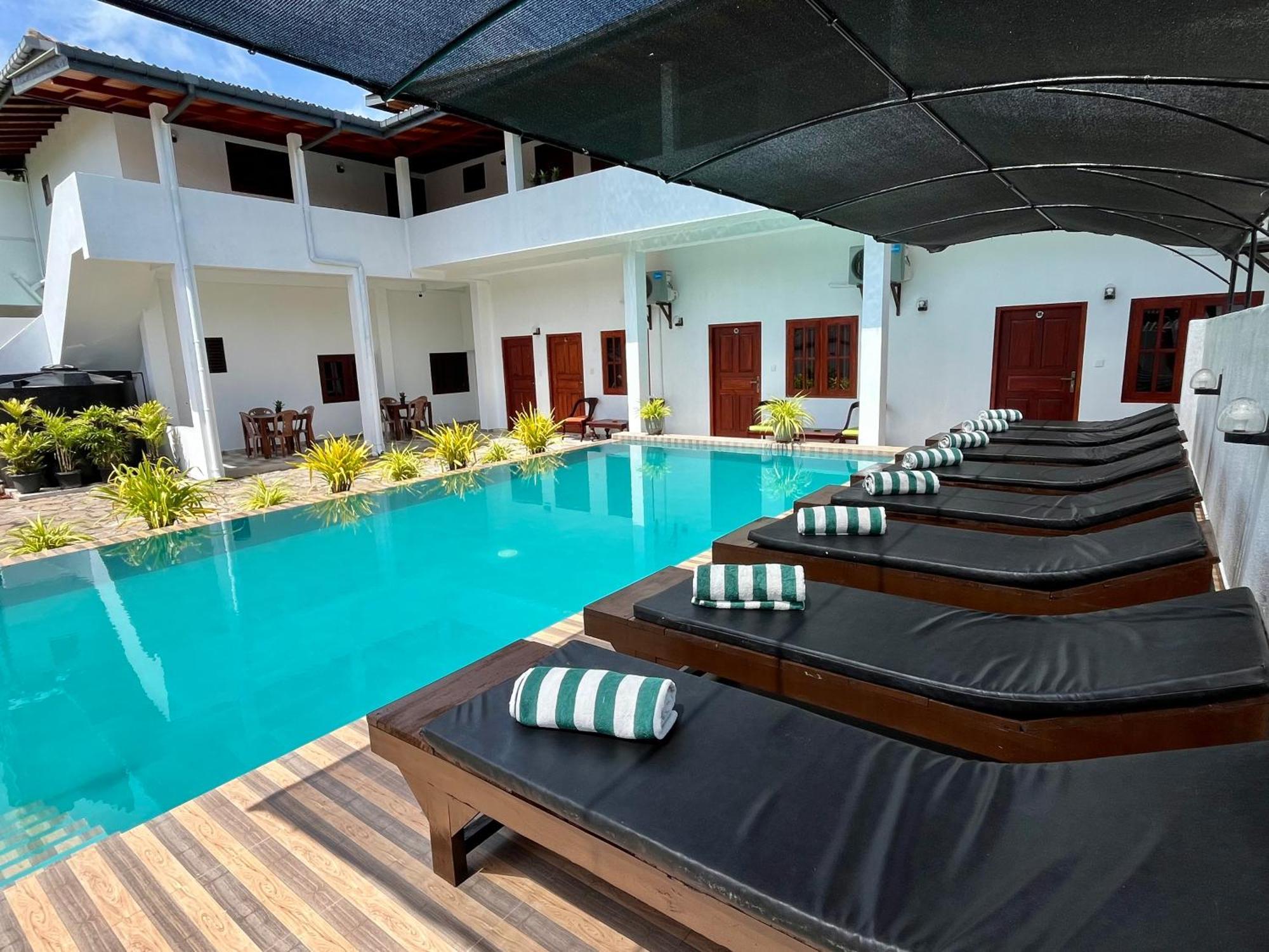 Sundowners Guesthouse Hikkaduwa Buitenkant foto