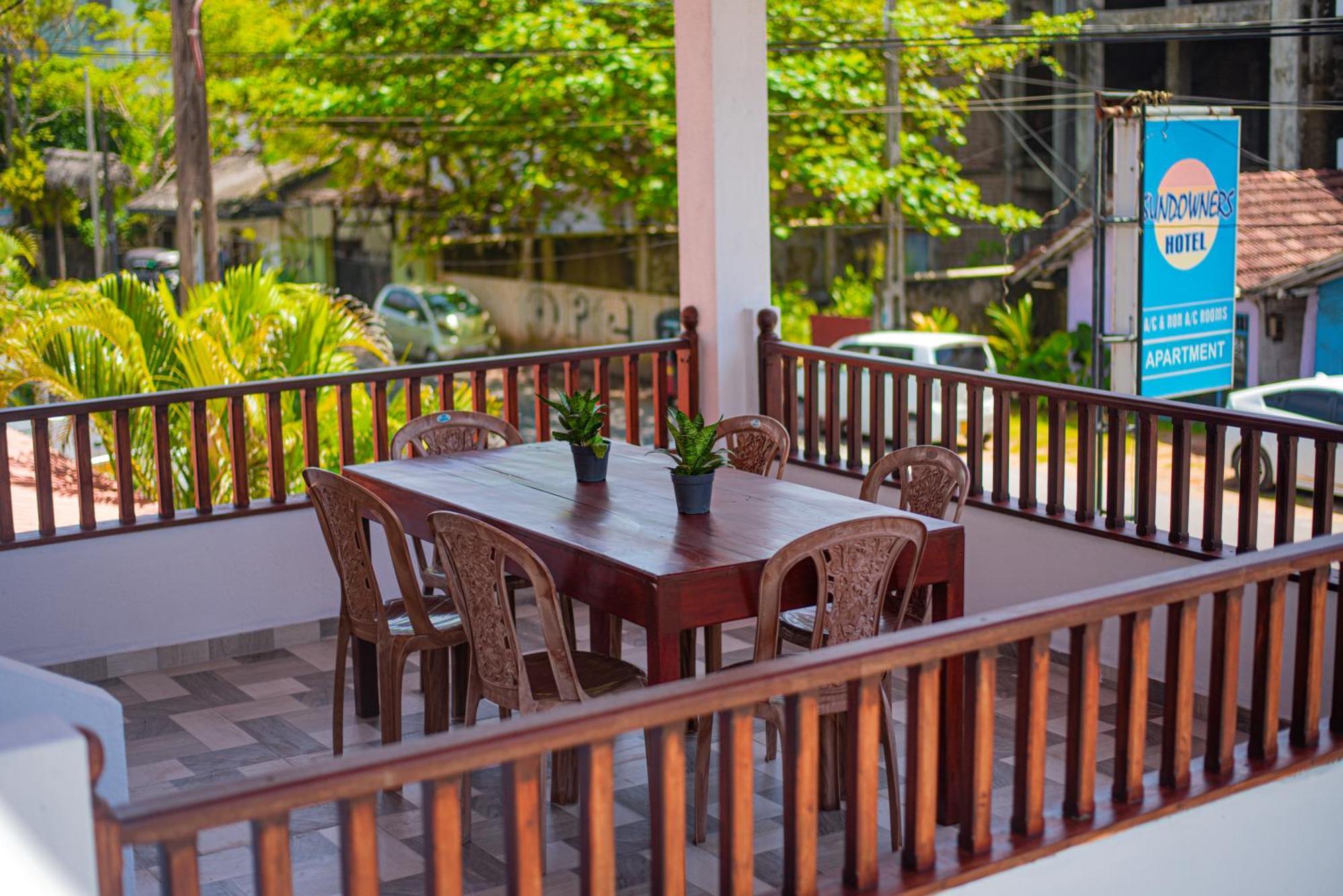Sundowners Guesthouse Hikkaduwa Buitenkant foto
