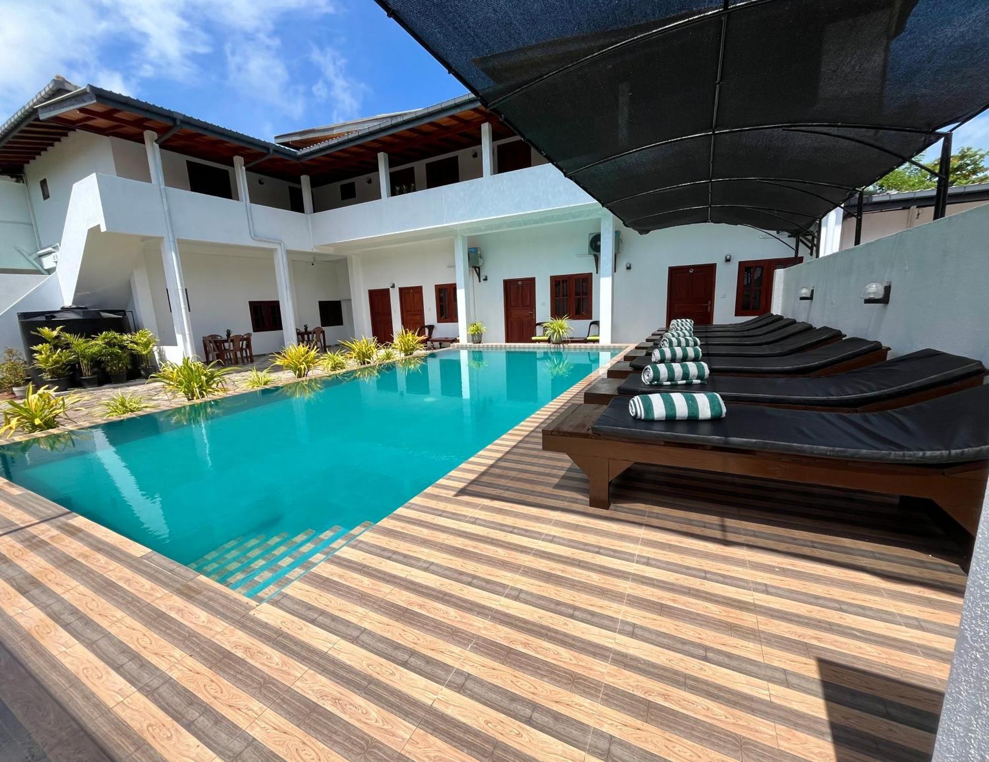 Sundowners Guesthouse Hikkaduwa Buitenkant foto