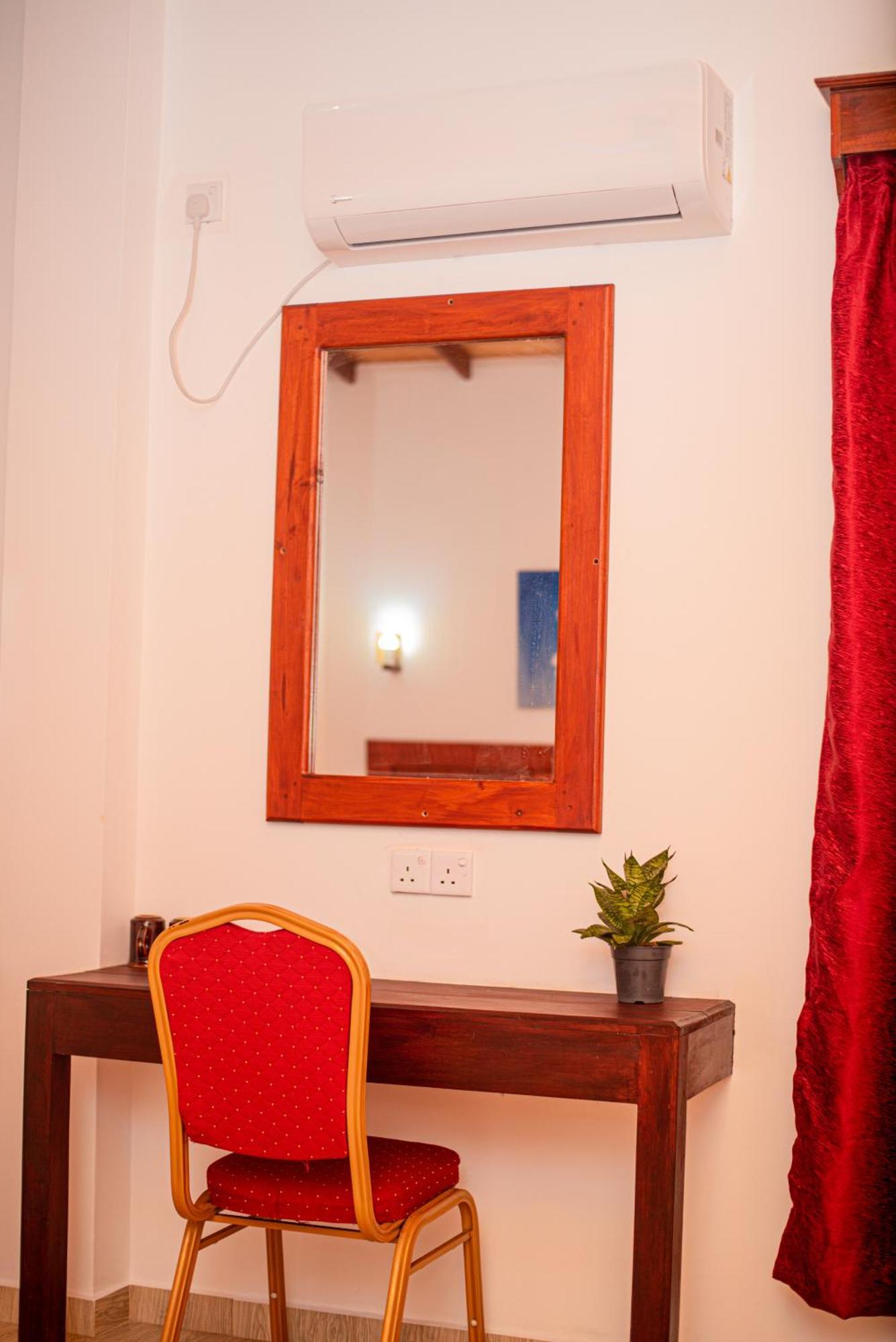 Sundowners Guesthouse Hikkaduwa Buitenkant foto